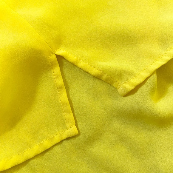 Violet & Claire Yellow Pleated Vneck High Low Sleeveless Blouse Size Small - Picture 4 of 10